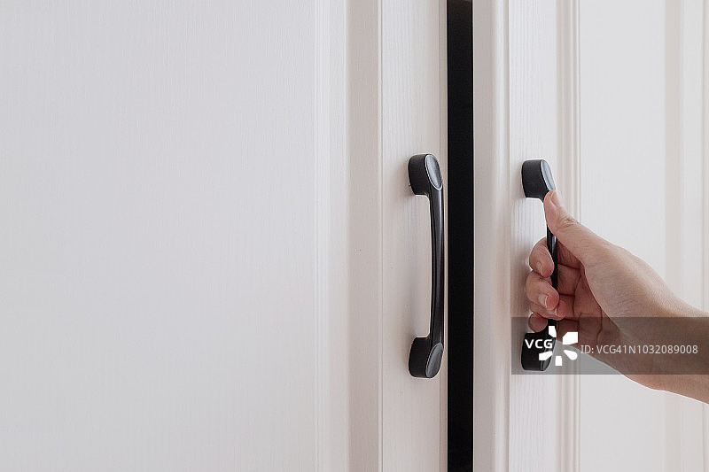 拉开家具门图片素材