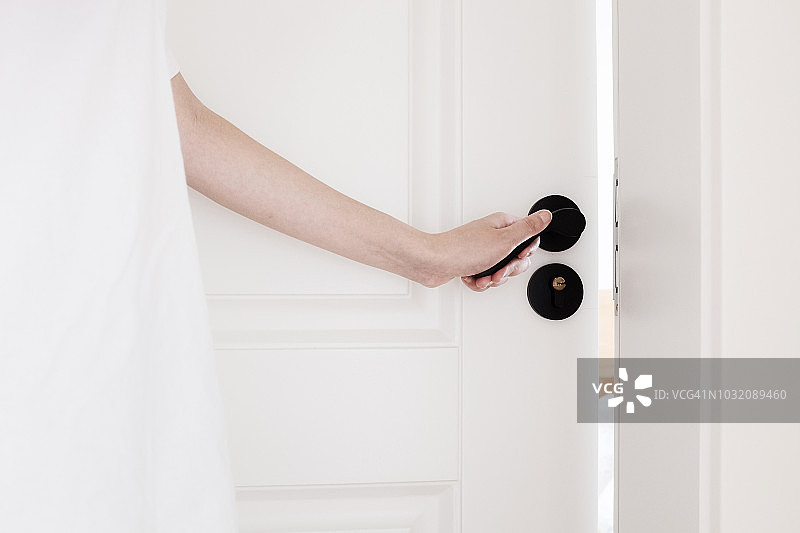 拉开家具门图片素材