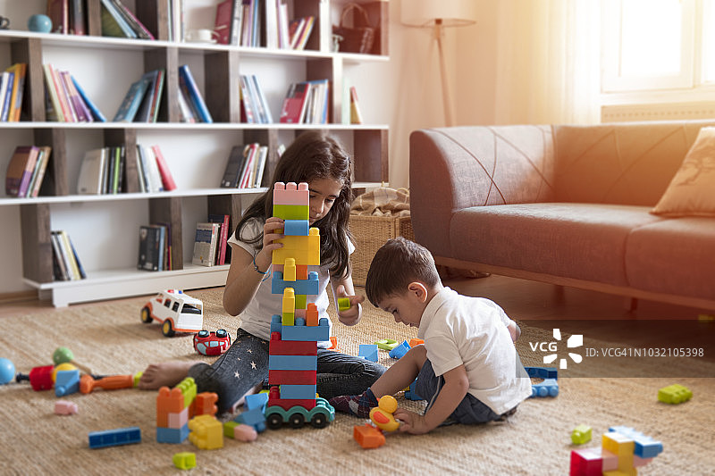 两个孩子玩积木图片素材