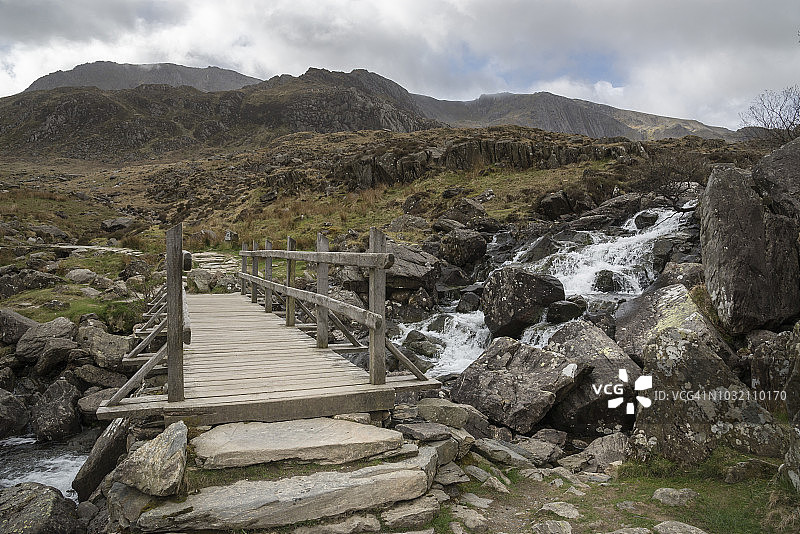 通往北威尔士斯诺多尼亚国家公园Cwm Idwal的崎岖小路图片素材