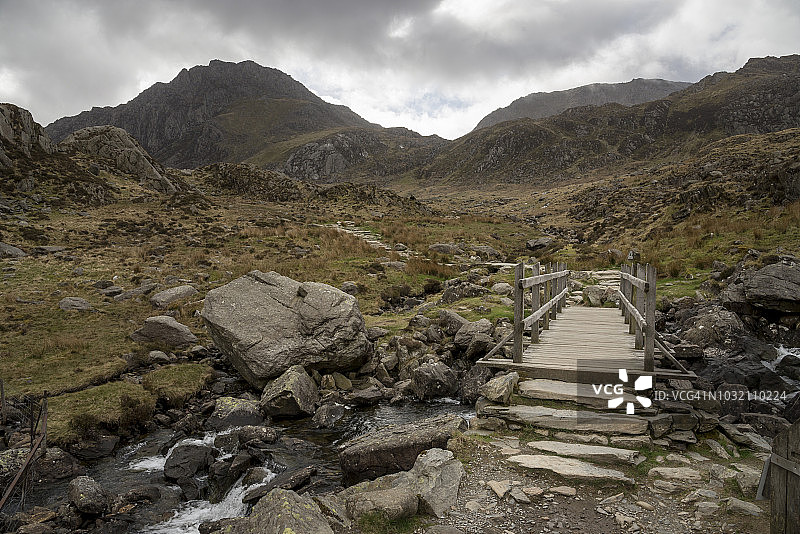 通往北威尔士斯诺多尼亚国家公园Cwm Idwal的崎岖小路图片素材