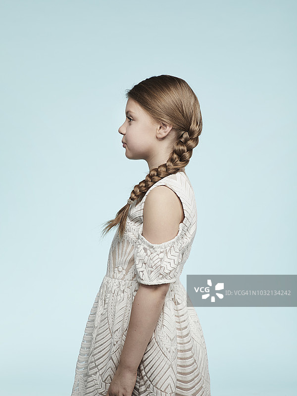 红发年轻白人女孩肖像图片素材