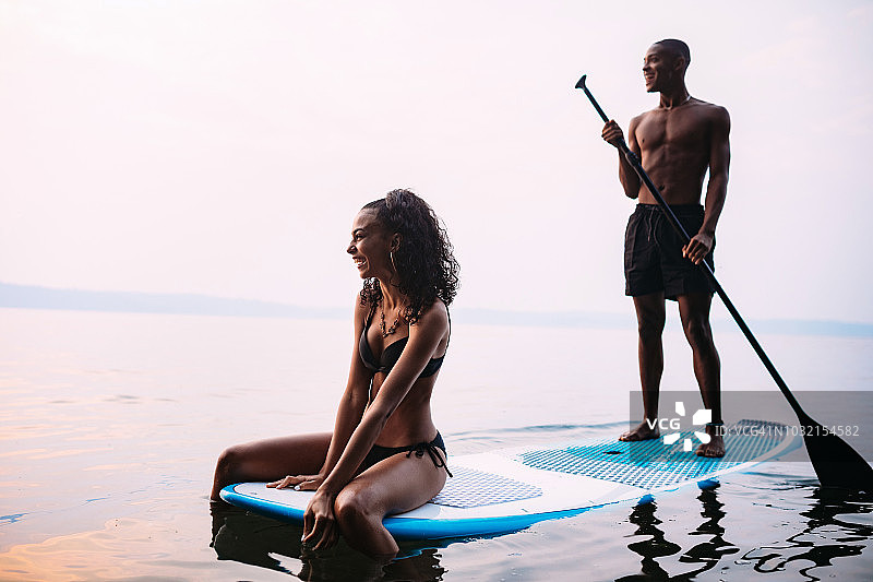 年轻夫妇在夏季于普吉特海湾划桨图片素材