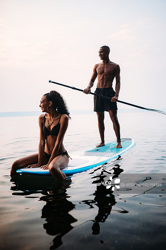 年轻夫妇在夏季于普吉特海湾划桨图片素材