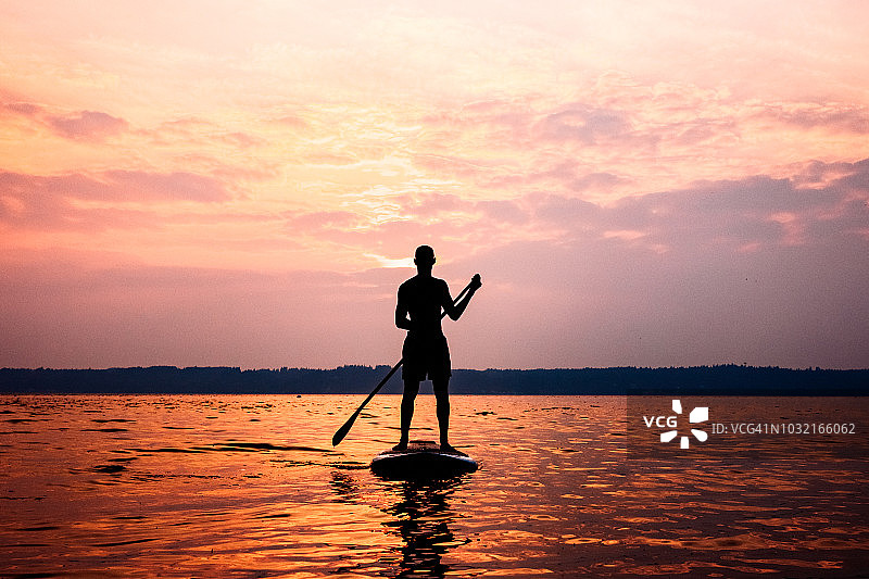 年轻男子在夏季的普吉特海湾玩桨板图片素材