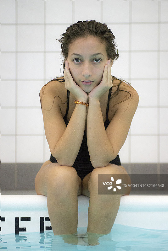 在游泳池旁的女孩图片素材