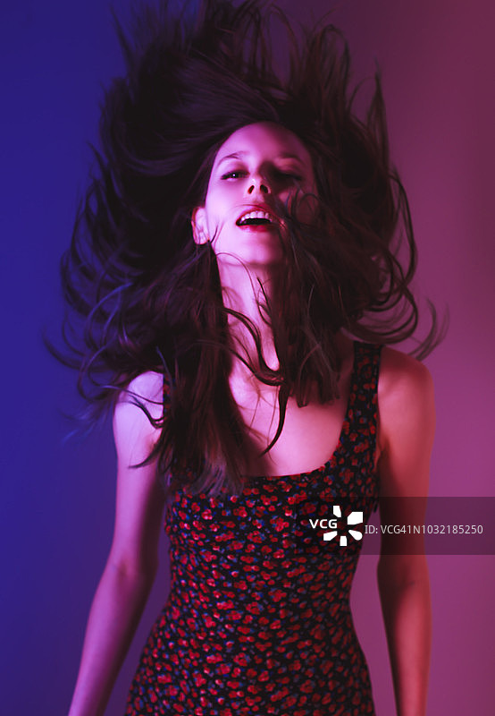 秀发飞扬的年轻女性彩色肖像图片素材