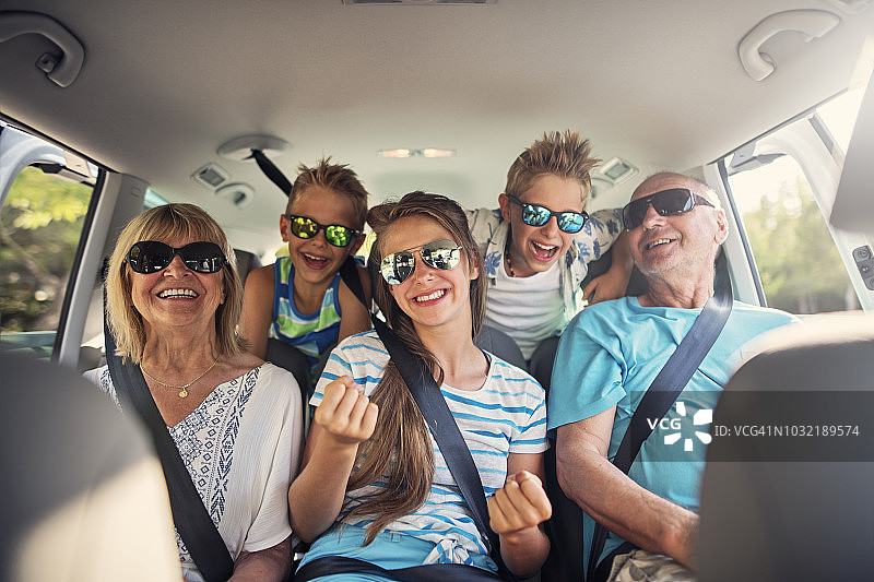 祖父母和孙辈享受公路旅行的乐趣图片素材