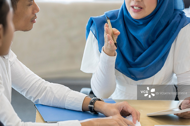 女商人训斥员工图片素材