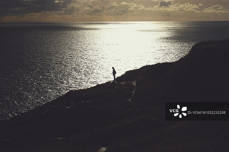 摄影师拍摄日落图片素材