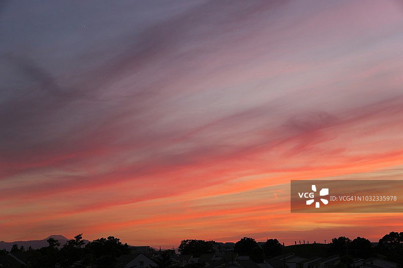 人们在山顶观看美丽的日落图片素材