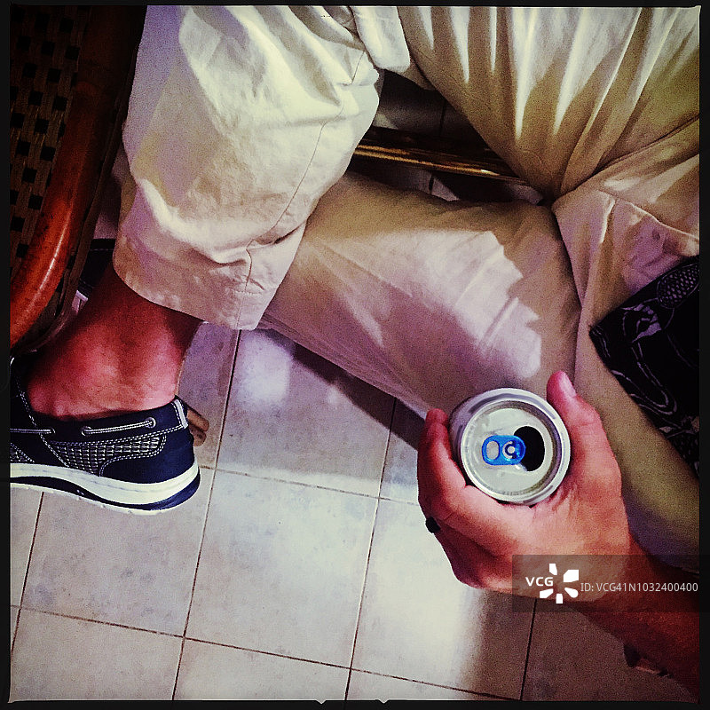 男子坐着喝啤酒图片素材