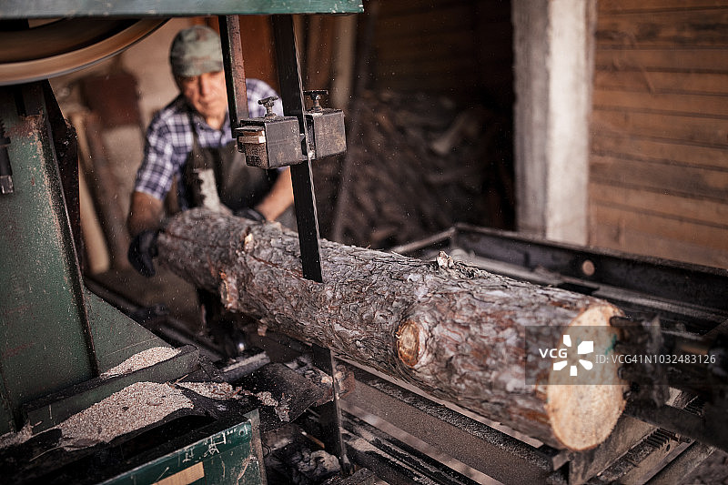 在车间工作的年长男人图片素材
