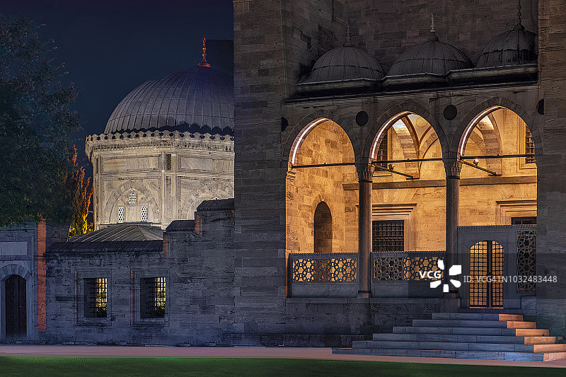 日出前伊斯坦布尔苏莱曼尼耶清真寺的清晨景象图片素材