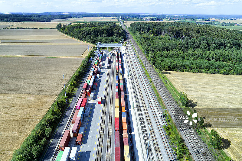 货运集装箱和货运列车，航拍视角图片素材