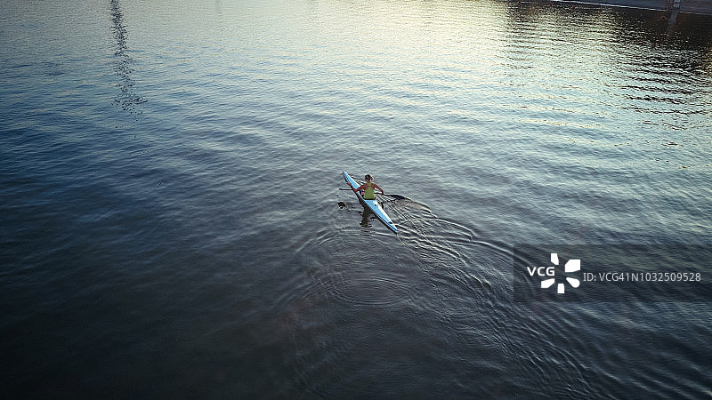 在河里划桨的皮划艇职业女性图片素材