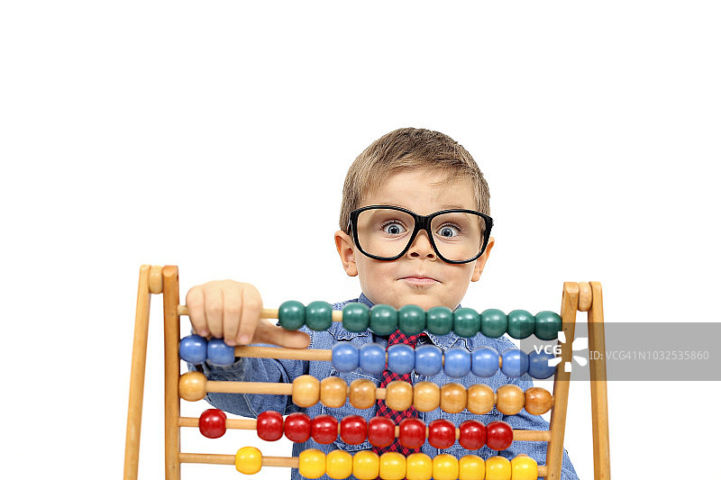 打扮成会计师使用算盘的男孩图片素材