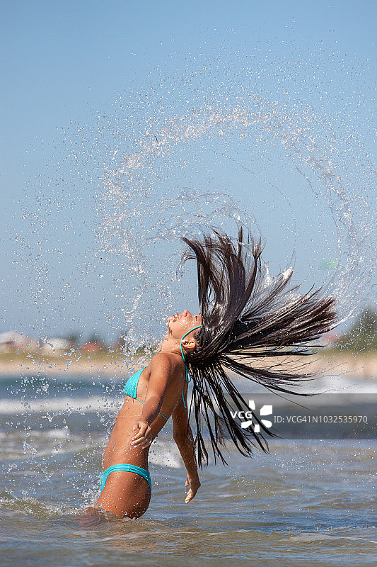 在海边甩头发的少女图片素材