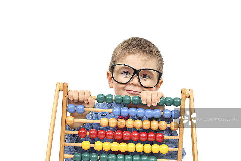 打扮成会计师使用算盘的男孩图片素材