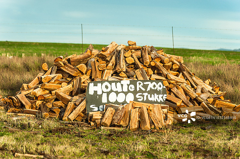出售的成堆切割木柴图片素材