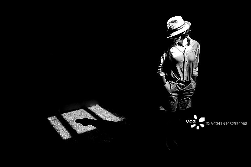 女人回头看窗框中的影子图片素材