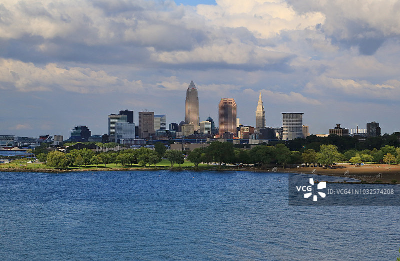 伊利湖岸边的克利夫兰天际线图片素材