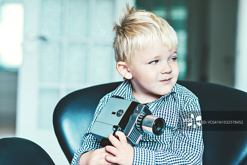 怀旧风格：使用8毫米复古摄像机的儿童图片素材