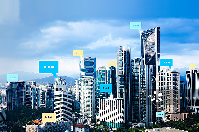 城市背景上的数字连接文本与聊天气泡图片素材