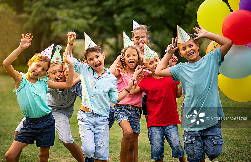 在公园举办生日聚会图片素材