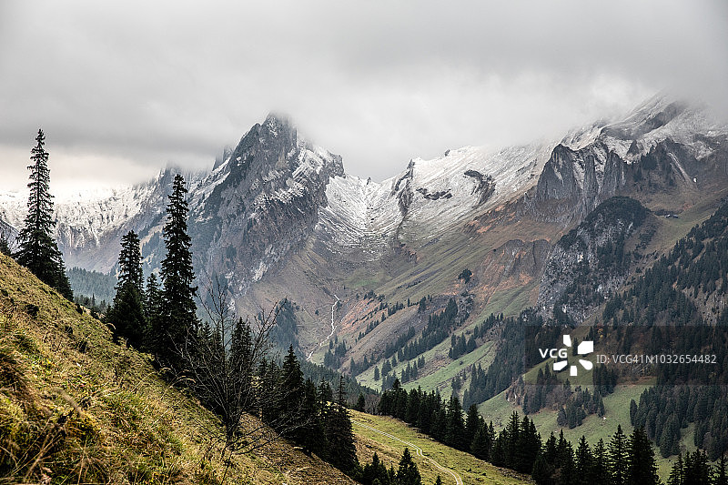 瑞士东北部阿彭策尔区的阿尔卑斯山脉图片素材
