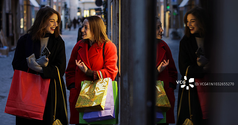 在意大利罗马圣诞节期间购物的妇女图片素材