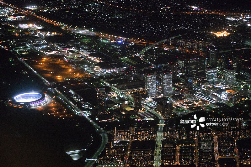 飞机航拍：千叶县千叶市东京湾和幕张国际展览中心夜景图片素材