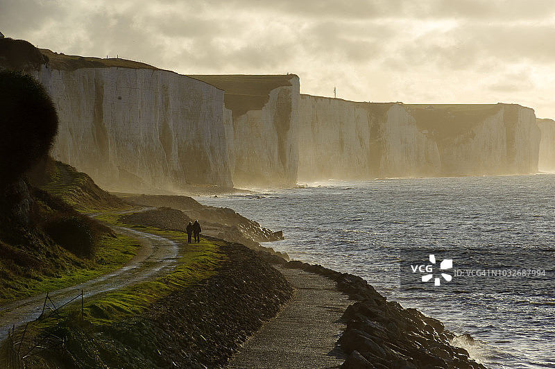 情侣在法国索姆省欧镇海边漫步图片素材