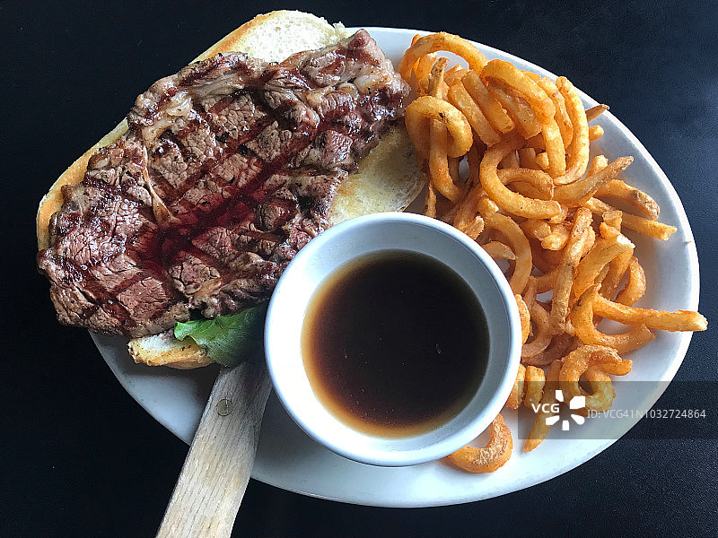 肋眼牛排三明治和薯条图片素材