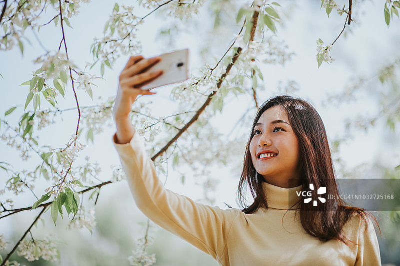 与自然合影的女子自拍图片素材