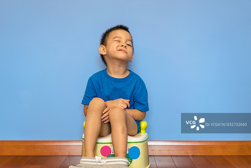 微笑的男孩进行如厕训练图片素材