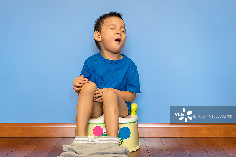 微笑的男孩进行如厕训练图片素材