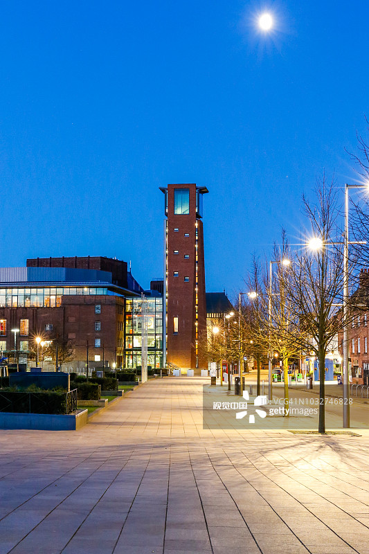 日出时分，英格兰斯特拉特福的皇家莎士比亚剧院图片素材