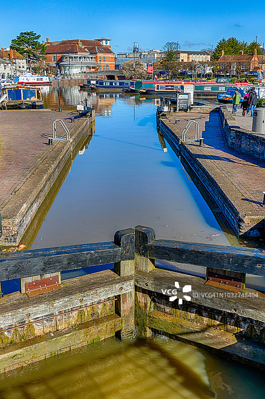 英格兰斯特拉特福-雅芳河雅芳河盆地的窄船图片素材