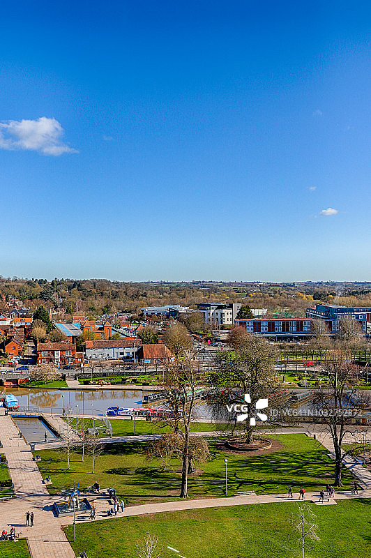 晴朗的英格兰斯特拉特福-阿冯河畔班克罗夫特花园全景图片素材