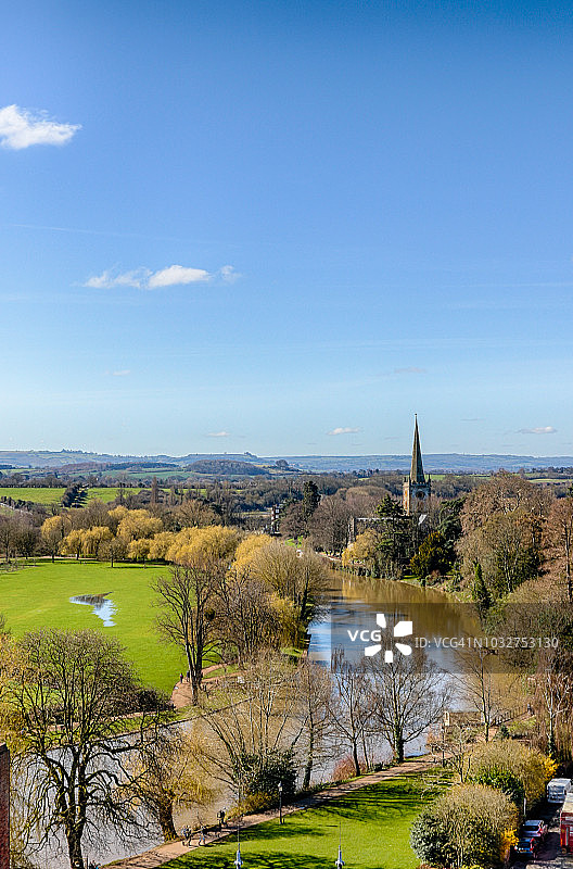 晴朗的一天，英国埃文河和斯特拉特福全景图片素材
