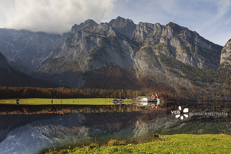 田园秋景：国王湖圣巴多罗买教堂，阿尔卑斯山图片素材