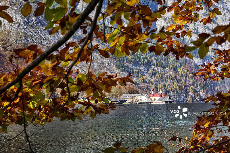 田园秋景：国王湖圣巴多罗买教堂，阿尔卑斯山图片素材