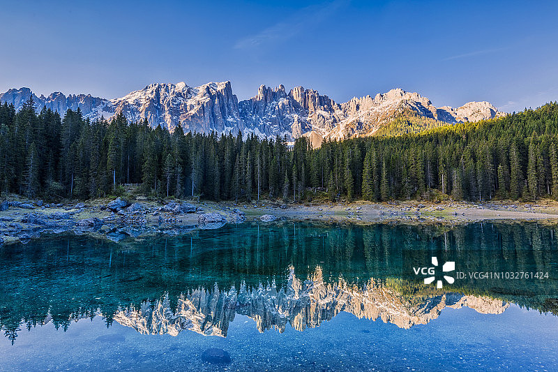 意大利蒂罗尔阿尔卑斯山多洛米蒂山脉的田园蓝色阿尔卑斯卡雷扎湖图片素材