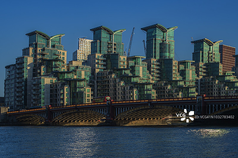 河滨城市天际线：建筑、氛围与日落图片素材