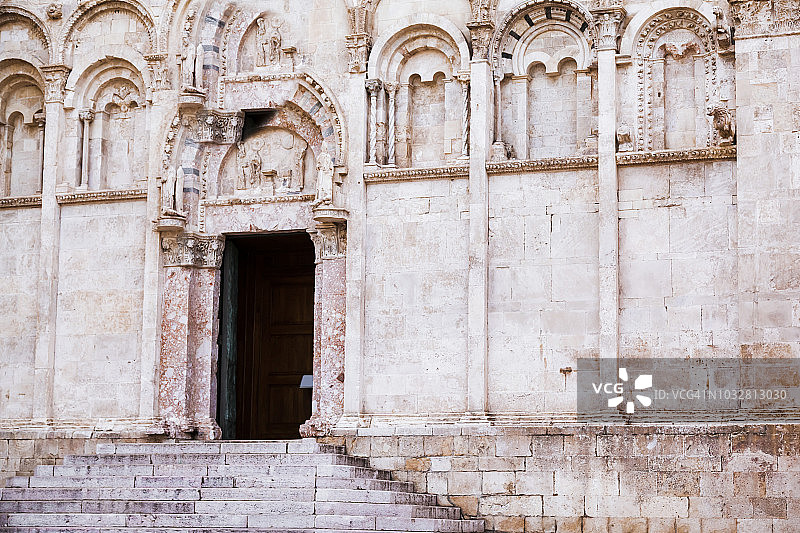 泰尔莫利大教堂，位于历史名城中心图片素材