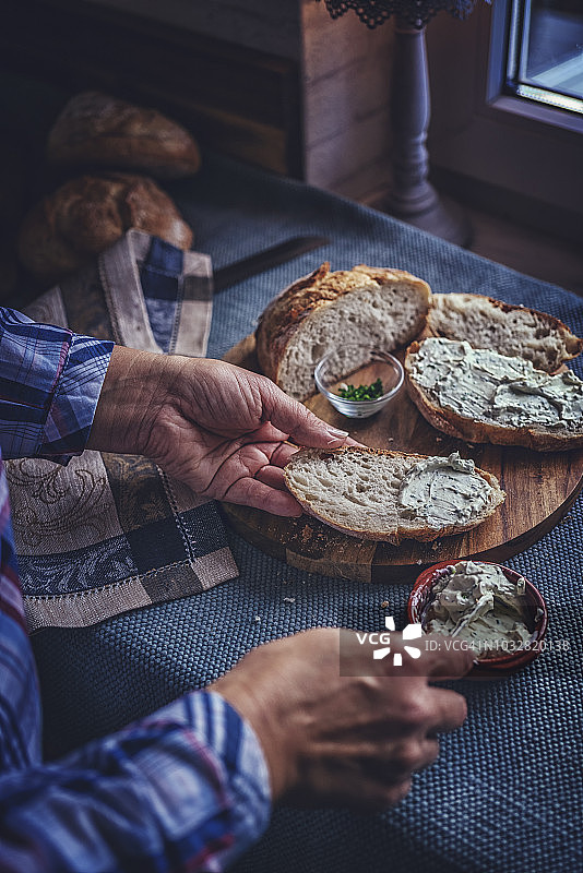 切割自制黑面包图片素材