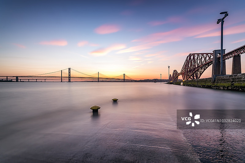 英国苏格兰法夫爱丁堡福斯河口，从南昆斯费里观看福斯桥、福斯公路桥和昆斯费里大桥日落图片素材