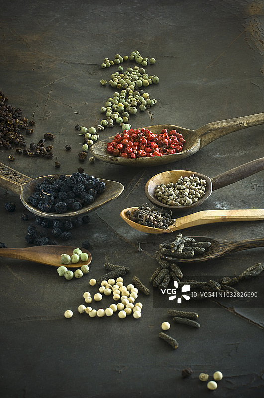 勺子里的各种胡椒图片素材
