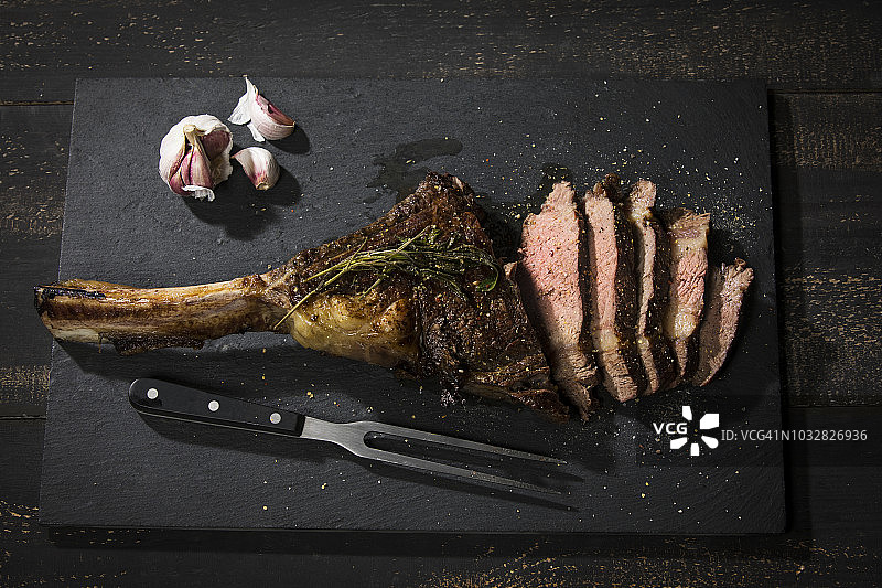 烤斧头牛排和大蒜图片素材